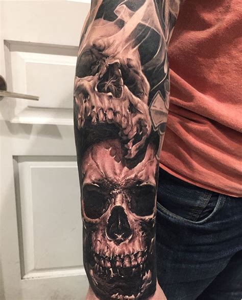 Use of elements like the skull in samurai tattoo designs is normally common and the appearance of skull can be scaring to many people who sees the design. The upper part of the body like the arm is one of the places in the body that is commonly used for inking large tattoos like the samurai tattoo.